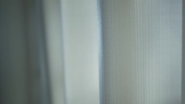 Oteldeki beyaz perdeye POV, yaz tatili dinlenme zamanı