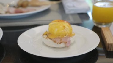 Kahvaltı için masaya bir tabak Benedict yumurtası. Sağlıklı Kahvaltı Yemeği