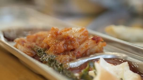 Närbild Med Ätpinnar Plocka Kimchi Traditionella Koreanska Sidan Skålen — Stockvideo