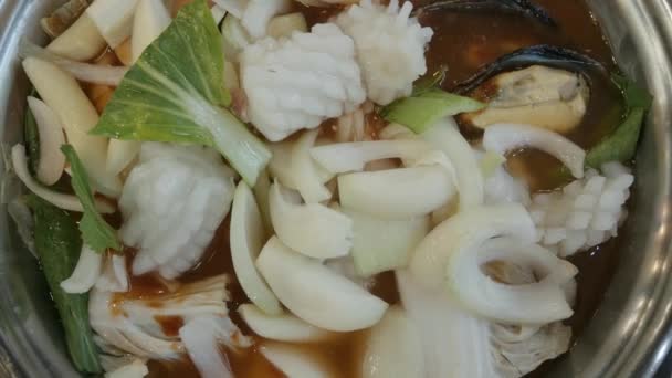 韓国の伝統的なキムチトックぼっき鍋スープ — ストック動画