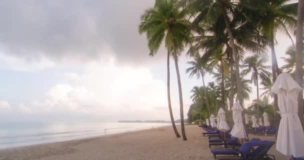Beyaz Kumsalda Şemsiyeli Lüks Plaj Şezlonglarının Zamanı Tayland Hindistan Cevizi — Stok video