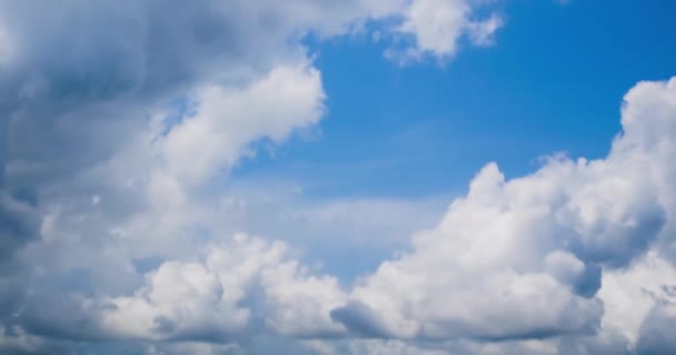 晴れた日に動いている自然の青い空のタイムラプス雲 — ストック動画
