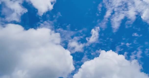 Güneşli Bir Günde Hareket Eden Mavi Gökyüzündeki Zaman Bulutu — Stok video