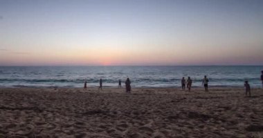 Doğanın bulutlu gökyüzü ve bulutların hareket halindeki tropikal deniz sahili manzarasında 4K zaman kaybı.