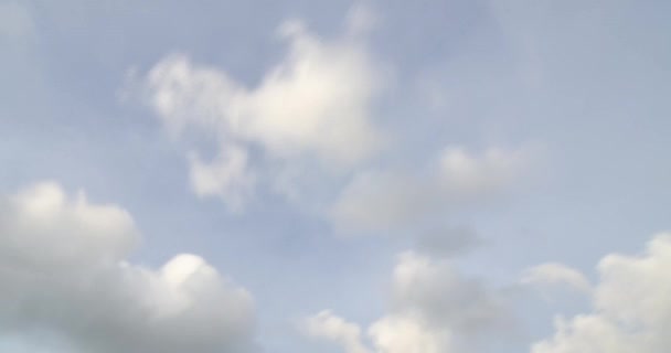晴れた日に動いている自然の青い空のタイムラプス雲 — ストック動画