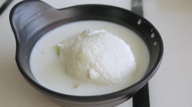 Rasmalai ya da Ras malai Rasamalei, Hint tatlı sütü.