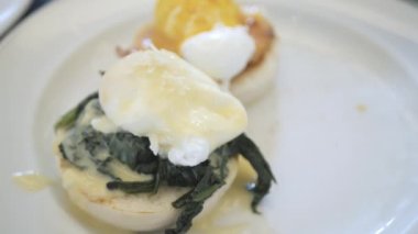 Floransa yumurtasını kaşıkla ve çatalla keserek. Sağlıklı Kahvaltı Yemeği