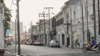 2 Nisan 2022: Phuket, Tayland: Dibuk Yolu 'ndaki Sino-Portekiz mimarisinin ünlü tarihi konak binasının manzarası