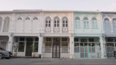 2 Nisan 2022: Phuket, Tayland: Dibuk Yolu 'ndaki Sino-Portekiz mimarisinin ünlü tarihi konak binasının manzarası