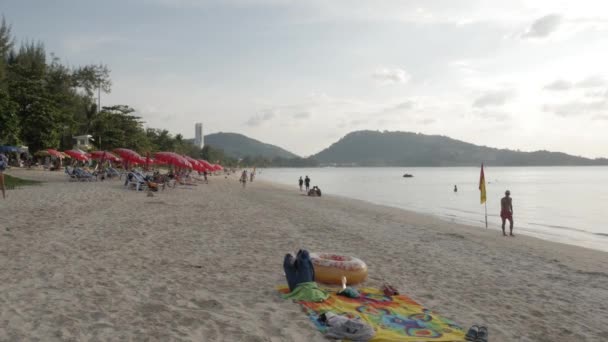 2021年12月11日 タイのプーケット島 多くの人々がビーチでリラックスしながら コビド19オミクロンの発生でパトンビーチ プーケットの観光危機 — ストック動画