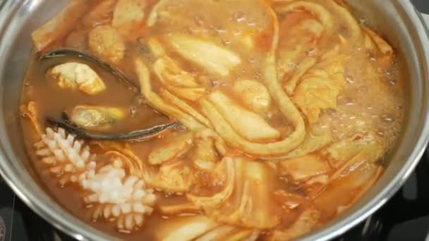 Близько Корейського Супу Кімчі Кальмарами Мідіями Рибою Тофу Рибою Локшиною — стокове відео