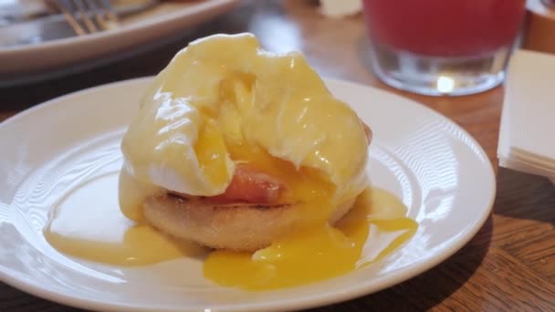 煎蛋和火腿烤烤面包 从煎蛋本尼迪克吐司上流下的蛋黄 健康的早餐午餐食品 — 图库视频影像