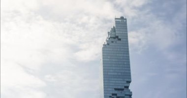 Zaman ayarlı cam gökdelen binası bulutlu gökyüzü zaman ayarlı yaz gündüz arkaplanda