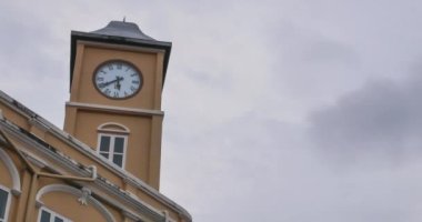 Sino Portekiz mimarisinde saat kulesindeki zaman aşımı. Günbatımında gün batımında gökyüzü saatiyle birlikte güzel bir vanila. Akşam saatinde saat kavramı