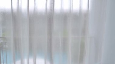 Oteldeki beyaz perdeye POV, yaz tatili dinlenme zamanı