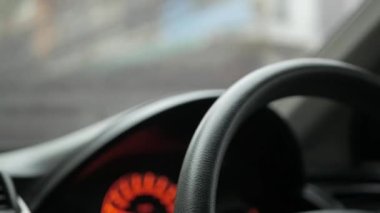 Sürücü Eli Direksiyon Başında. Seyahat Yolu Macera Taşımacılığı. Sürücü Dönen Direksiyon Arabası.