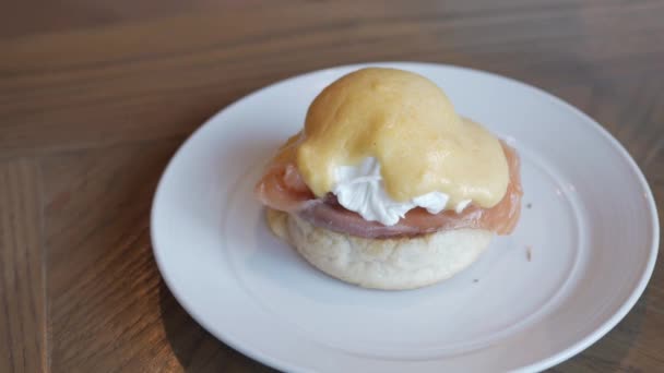 Cutting Egg Benedict Healthy Food Breakfast Hollandaise Sauce Ham — Stockvideo