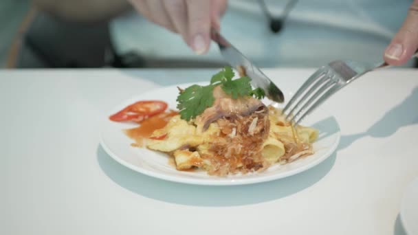 Met Behulp Van Vork Mes Eten Thaise Stijl Omelet Restaurant — Stockvideo