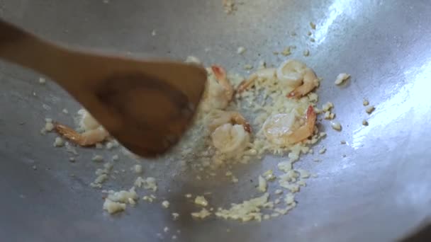 Frittura Gamberetti Freschi Con Aglio Tritato Padella Preparazione Cucinare Padthai — Video Stock