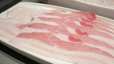 Yemek çubuğu kullan taze çiğ domuz eti.