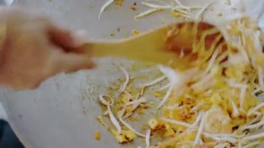 Beyaz Asya fasulyesi filizleri ve karidesler tavada kızartılıp Pad-Thai yapmaya hazırlanırken.