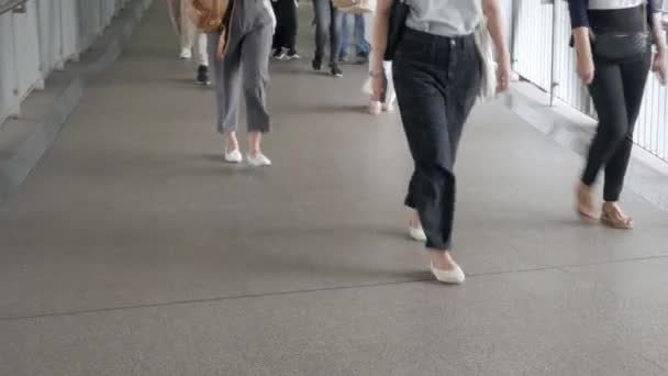 Foot View Crowded People Walking Skywalk Pathway Rush Hour Business — Stock video