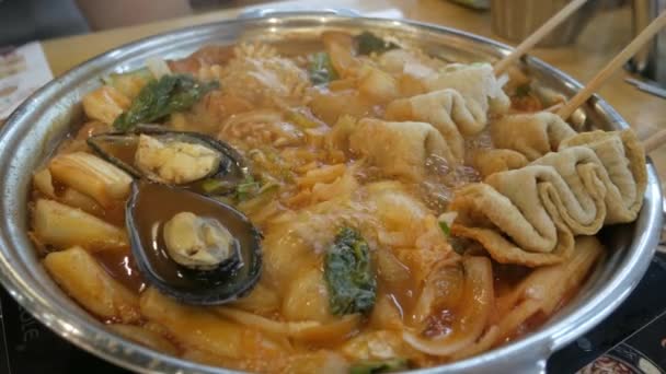 Традиционный Корейский Суп Кимчи Тток Бокки — стоковое видео