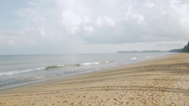 Naturalna Woda Morska Pianką Piaszczystej Plaży Letni Pejzaż Morski Plaży — Wideo stockowe