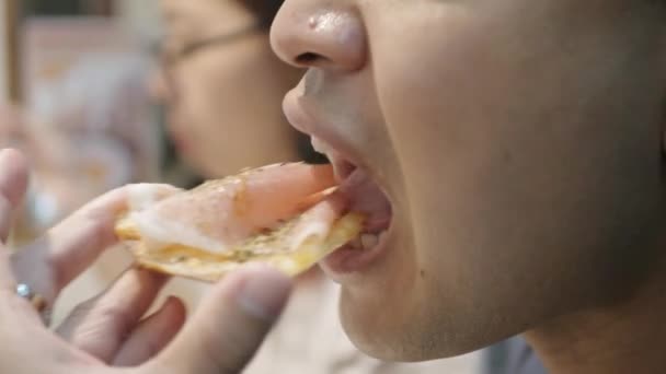 Eine Scheibe Pizza Essen Großaufnahme Einer Aufgeschnittenen Pizza Der Hand — Stockvideo