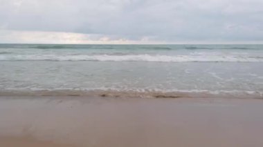 Kumlu beyaz kumsalda köpüklü doğal deniz dalgası suyu, yaz sahili deniz manzarası