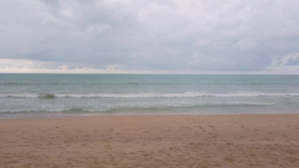 Сломанный Пляжный Морской Песок Небо Пейзаж Вид Море Летний День — стоковое видео