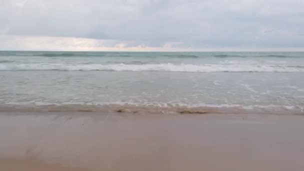 Сповільнення Природної Морської Хвилі Води Піною Піщаній Красуні Білий Пляж — стокове відео