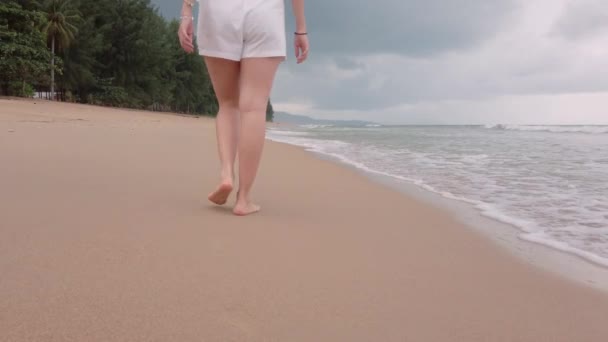 Slowmotion View Bare Foot Walking Beach Summer Vacation Holidays Closeup — ストック動画