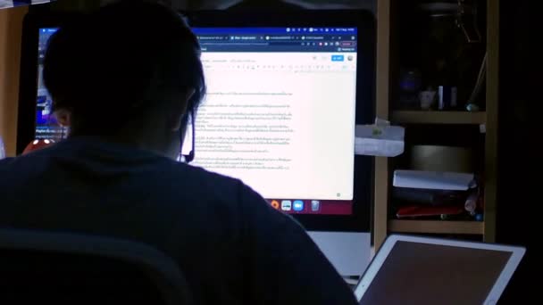Νεαρή Γυναίκα Μελέτη Απευθείας Σύνδεση Μέσω Του Διαδικτύου Στο Σπίτι — Αρχείο Βίντεο