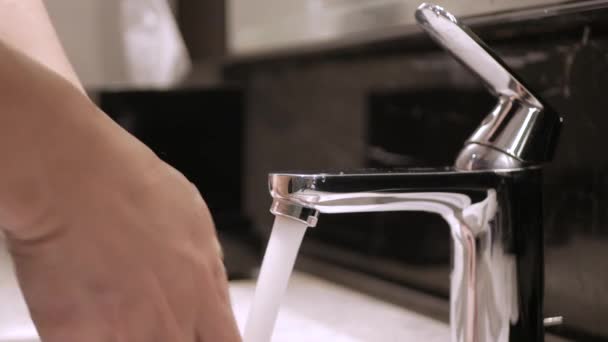 Musluktan Akan Suyun Altında Ellerini Yıkamak — Stok video