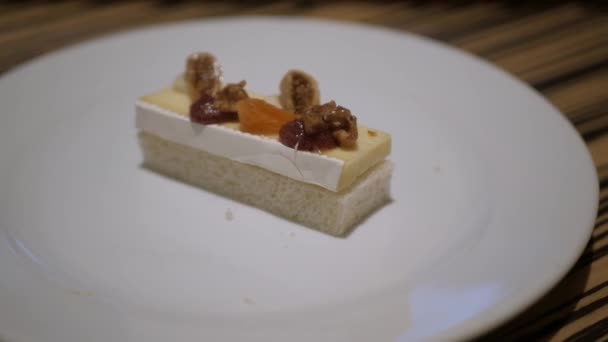 Mit Gabel Ein Stück Süßes Dessert Teller Schneiden — Stockvideo