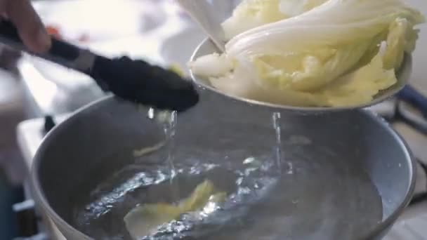 Lägga Sallad Varmt Kokt Vatten Pan För Att Skala För — Stockvideo