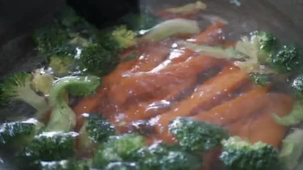 Marchew Brokuły Gotowano Wodzie Patelni Warzywa Ugotowane Zdrowiu — Wideo stockowe