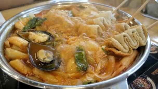 Perto Ferver Kimchi Coreano Tteok Pokki Sopa Cheia Carne Porco — Vídeo de Stock