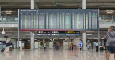 2 Haziran 2022: Bangkok, Tayland: Bilgi varış panosunu kontrol ederken birçok yolcuyla birlikte varış terminali içinde zaman ayarlı görünüm. Suvarnabhumi Havaalanı Tayland ve tekrar açılan ülke