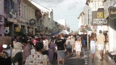 3 Temmuz 2022: Phuket, Tayland: Pazar gecesi Thalang Road 'da alışveriş yapan kalabalık turistler. Güneydoğu Asya yaşamı