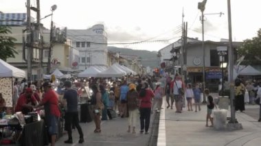 3 Temmuz 2022: Phuket, Tayland: Pazar gecesi Thalang Road 'da alışveriş yapan kalabalık turistler. Güneydoğu Asya yaşamı