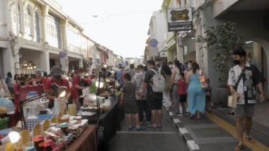 3 Temmuz 2022: Phuket, Tayland: Pazar gecesi Thalang Road 'da alışveriş yapan kalabalık turistler. Güneydoğu Asya yaşamı