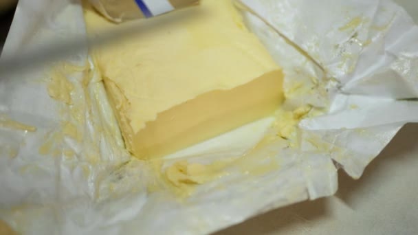 Hommy Video Use Knife Cut Fresh Butter Spread Bread Breakfast — Vídeo de stock