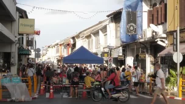 July 2022 Phuket Thailand Crowded Tourist People Shopping Thalang Road — стокове відео
