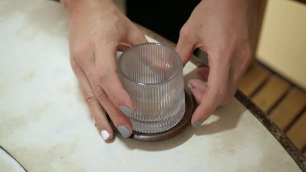 Заливка Свіжого Холодного Заварювання Зеленого Чаю Склянку Здоровий Напій Літньому — стокове відео