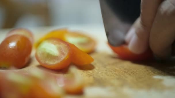 Tangan Menggunakan Pisau Memotong Bayi Tomat Kecil Untuk Memasak Uacamole — Stok Video