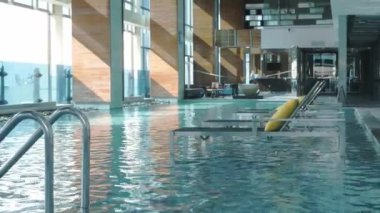 Çatı yüzme havuzu manzarası, su yüzeyinde güneş ışığı parlıyor. lüks rahatlama kavramı