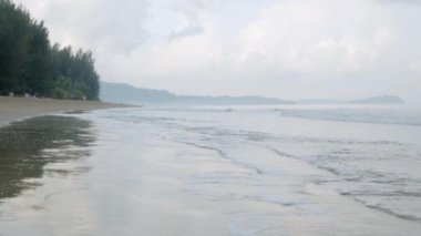 Kumlu beyaz kumsalda köpüklü doğal deniz dalgaları, yaz sahili deniz manzarası