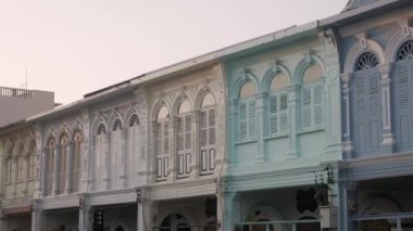 Phuket Town 'daki Sino-Portekiz mimari binasının manzarası. Çin Mahallesi ya da eski kasaba da denir..